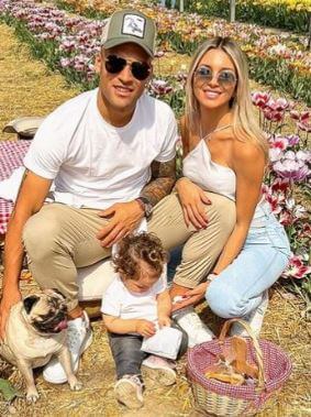 Karina Vanesa Gutierrez son Lautaro Martinez with his wife and daughter.